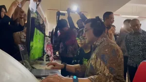 mentri ekraf teuku riefky sedang memainkan game beatji karya roukie studio didampingi Aru sang Game Developer
