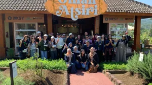 Mahasiswa asing mengunjungi Omah Atsiri UB di Baloga Jatim Park, belajar langsung tentang inovasi tanaman lokal, minyak atsiri, dan potensi produk turunannya untuk kesehatan, kecantikan, serta ekonomi kreatif UB. Kolaborasi DIKST UB dan Jatim Park menghadirkan pengalaman riset nyata yang langsung dapat dirasakan."