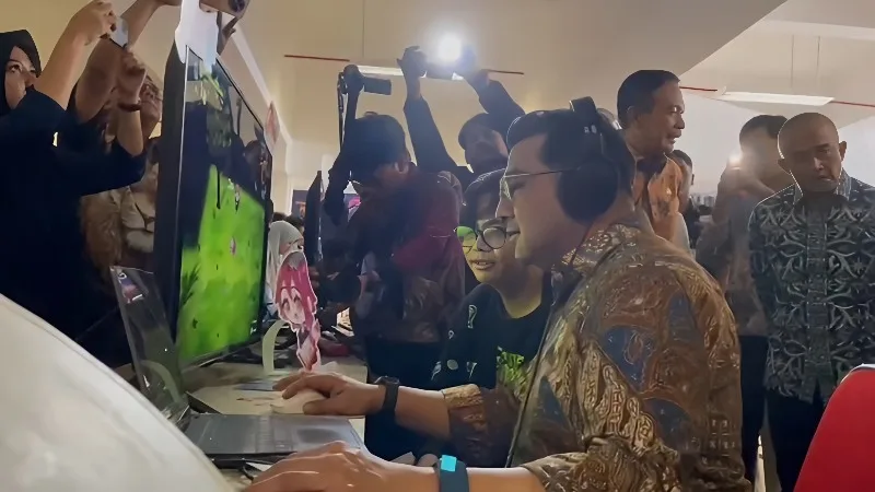 mentri ekraf teuku riefky sedang memainkan game beatji karya roukie studio didampingi Aru sang Game Developer