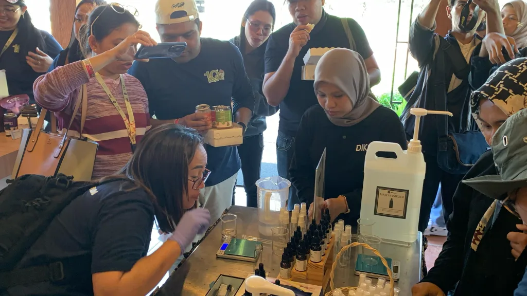 Mahasiswa asing mengunjungi Omah Atsiri UB di Baloga Jatim Park, belajar langsung tentang inovasi tanaman lokal, minyak atsiri, dan potensi produk turunannya untuk kesehatan, kecantikan, serta ekonomi kreatif UB. Kolaborasi DIKST UB dan Jatim Park menghadirkan pengalaman riset nyata yang langsung dapat dirasakan."